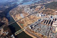 청동기시대 사람들의 농경생활_002_남강변 충적대지 위치한 진주 평거 3지구 · 4지구유적을 하늘에서 본 모습_2010_고고_제4유형.JPG이미지